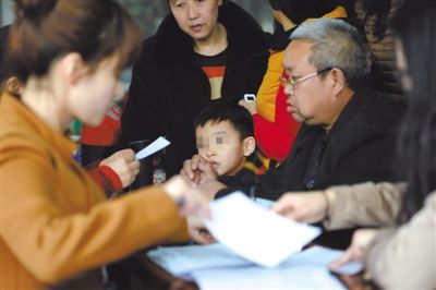 昨日，家長為服用藥品的幼兒登記參加體檢。西安兩所幼兒園長期給園內幼兒集體服用“病毒靈”。