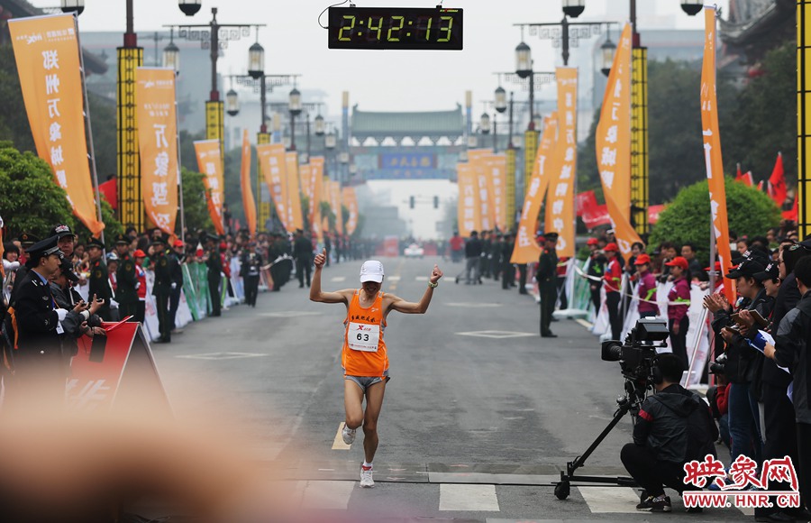 一名選手抵達終點后，高舉雙手慶祝。