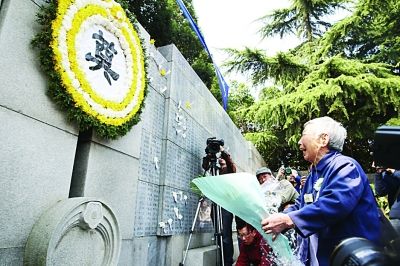 幸存者和遇難者遺屬昨在紀念館“哭墻”前獻花。