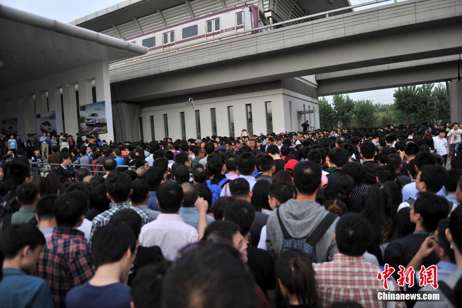 北京車展公眾日首個周末 地鐵國展站客流破紀錄