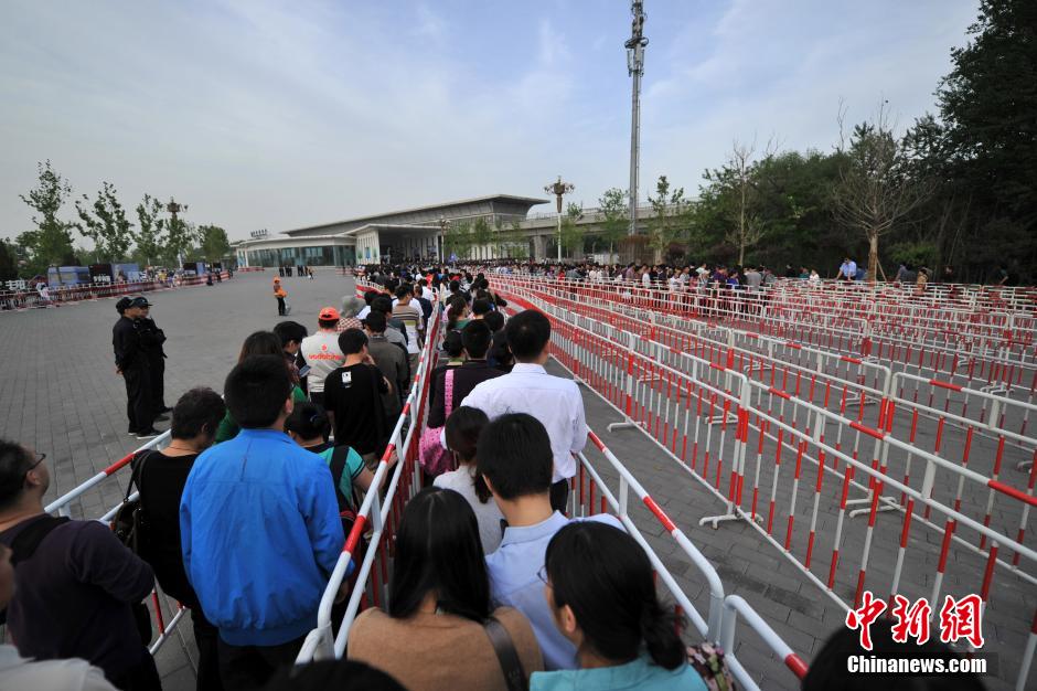 北京車展公眾日首個周末 地鐵國展站客流破紀錄