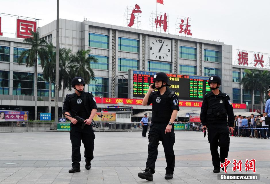 圖為廣州特警在案發(fā)現(xiàn)場戒備。