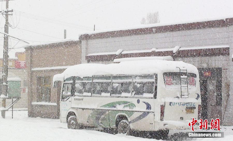 甘肅河西走廊山丹縣立夏后首飄大雪