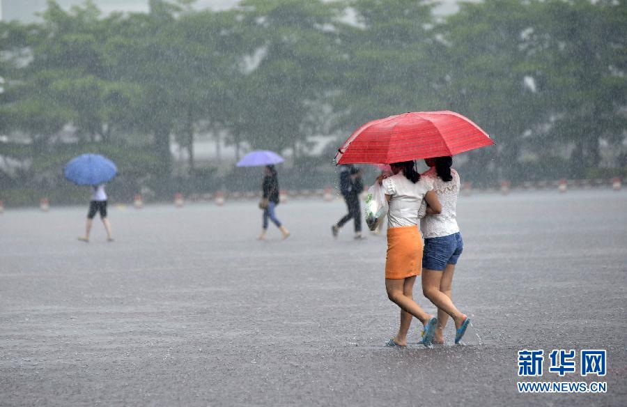 5月11日，市民在深圳梅林檢查站廣場冒雨出行。