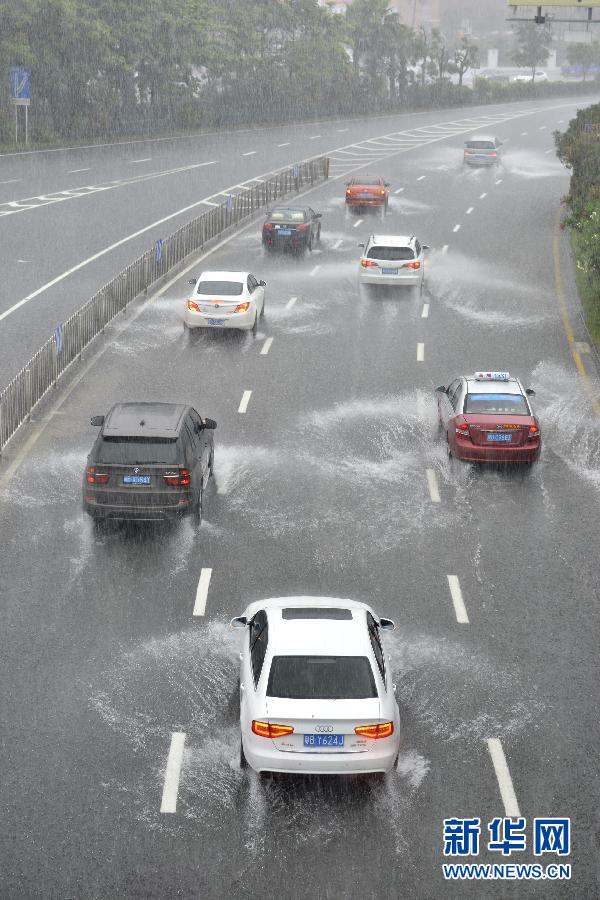 　5月11日，車輛在深圳街頭涉水前行。