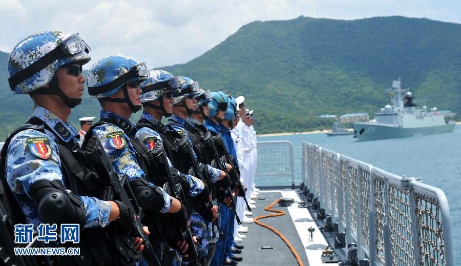 6月9日，在三亞某軍港，海口艦官兵及隨艦出海的特戰(zhàn)隊(duì)員離開(kāi)碼頭。