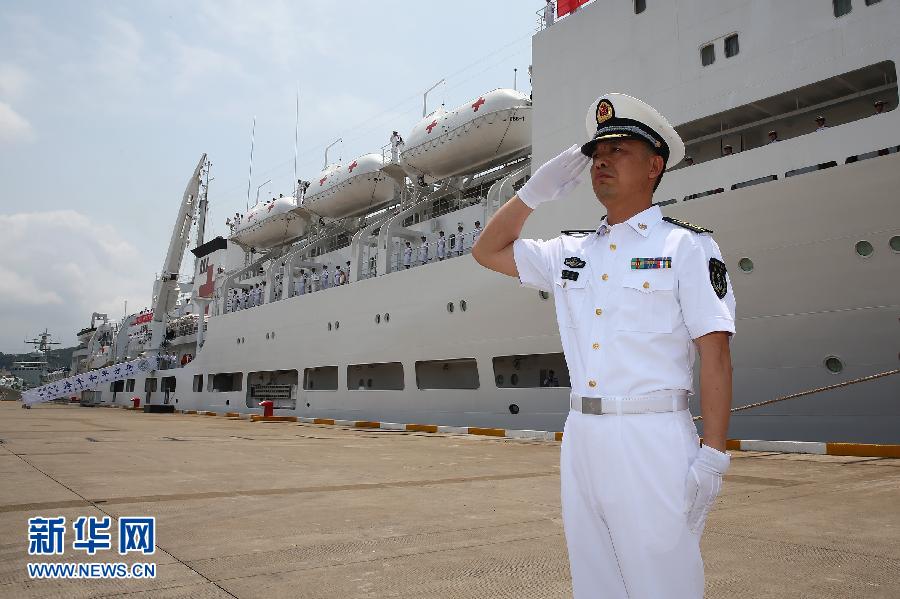  6月9日，在浙江舟山某軍港，和平方舟醫(yī)院船船長(zhǎng)章榮華請(qǐng)示起航。