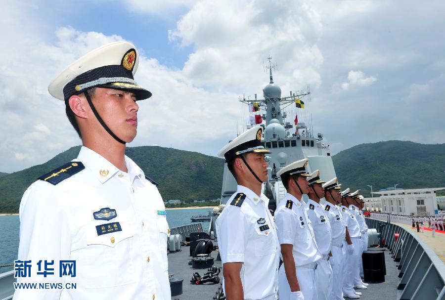 6月9日，在三亞某軍港，海口艦官兵在艦艏列隊(duì)。