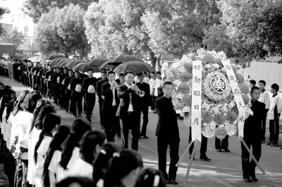 護送陣亡將士遺骸的隊伍緩緩走入殤墓園。