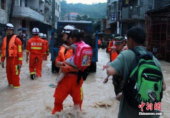 6月19日，短時強降雨導致福州長樂市玉田鎮轄區內多處被洪水圍困，大量人員被困。朱曉航 黃綠榮 圖/文