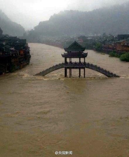 湖南鳳凰連降暴雨古城被淹 景區(qū)關(guān)閉全城停電