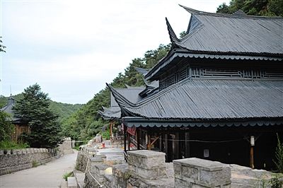 　7月9日，密云水庫附近隸屬于某單位的栗林度假山莊，建筑風(fēng)格古色古香