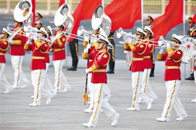 昨日，紅白相配的解放軍軍樂團行進演奏服亮相。杜洋 攝