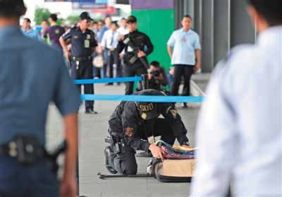 當地時間9月1日，菲律賓國家調查局人員在馬尼拉國際機場破獲一起可疑汽車炸彈攻擊事件，逮捕4名嫌犯。