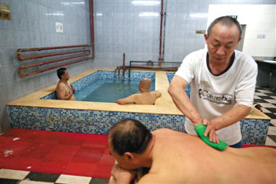 客人在搓澡。近日，百年歷史的鑫園浴池宣布將關張。新京報記者