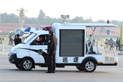 國慶節將至，昨日，天安門廣場增設新型巡邏車。該車配有遠射燈、顯示大屏、車頂攝像頭等設備。圖/CFP