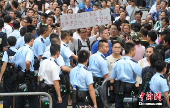 10月22日，有反對“占中”的市民前往旺角的非法占領區展示橫額，支持香港警隊。中新社發 譚達明 攝