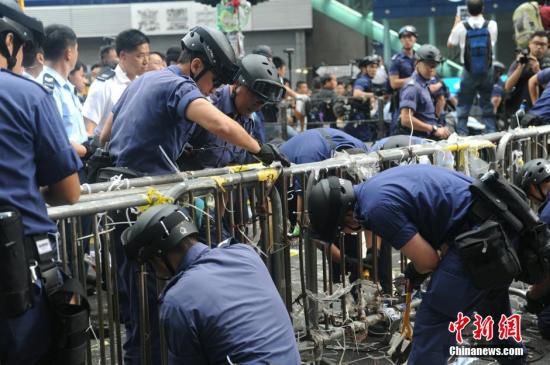 11月26日，香港法庭執達主任在旺角彌敦道執行禁制令，清除非法障礙物，后因受阻而要求警方協助執行。