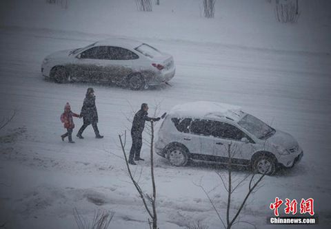 12月8日，經過一夜降雪，烏魯木齊已是皚皚白雪一片。（圖片來源于中新網）