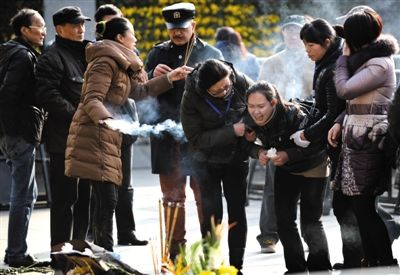 昨日，上海，外灘踩踏事件遇難者家屬來到事發(fā)地獻(xiàn)花祭奠。