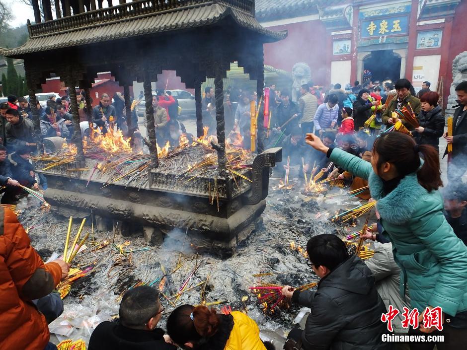 大年初五全國各地民眾燒香拜財神