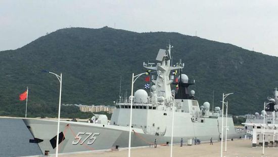 中國海軍艦艇編隊12日上午從三亞起航，參加“和平友誼-2015”中馬兩軍首次實兵聯演。