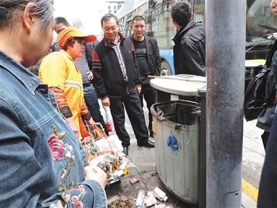 四川達州市通川區一垃圾桶，被搶槍支在此被找到。