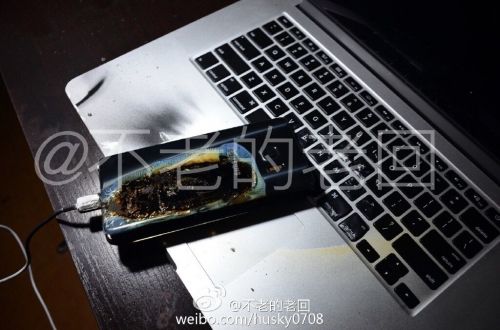 根據(jù)圖片來看，蘋果MacBook Pro筆記本觸控面板左邊部分被熏黑，而且該網(wǎng)友也提供了充電設(shè)備，就是三星Note 7原裝充電器。