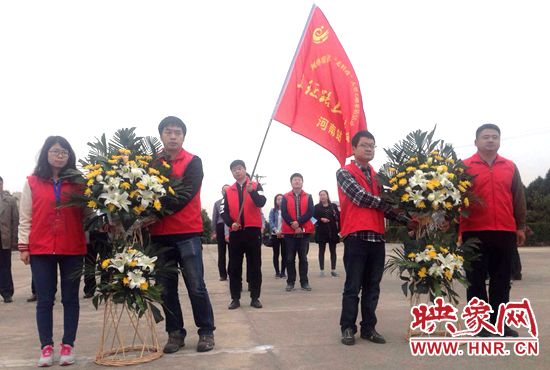 采訪團向革命先烈敬獻花藍