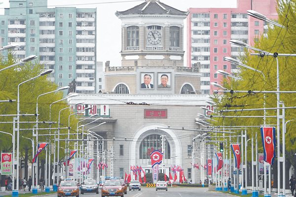 4月25日是朝鮮人民軍建軍85周年紀念日。圖為24日的平壤街頭。