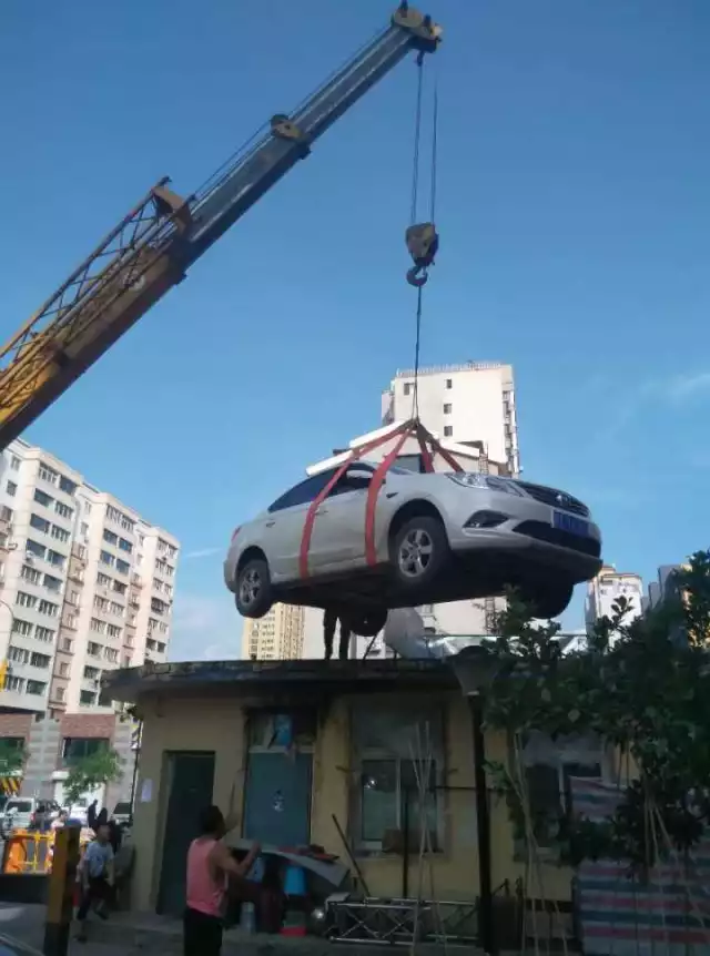 女司機與保安沖突停車堵門 物業雇吊車讓其上天