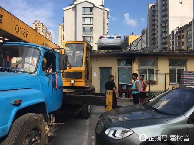 女司機與保安沖突停車堵門 物業雇吊車讓其上天