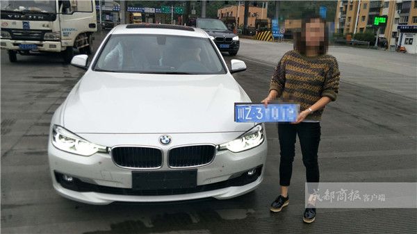 寶馬女司機掛臨時牌照上高速 稱車管所只給4顆螺絲