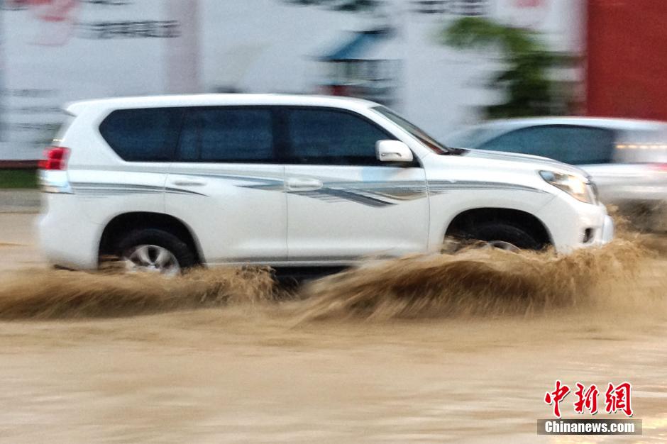 南寧暴雨如注 道路水流成河