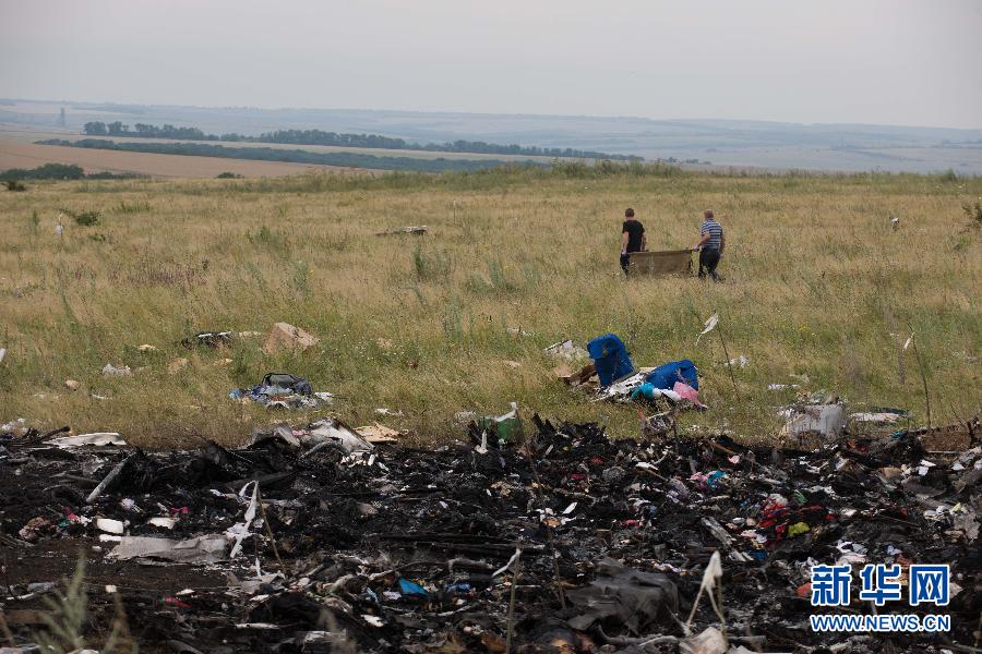 　7月19日,在烏克蘭頓涅茨克州,人們在馬航MH17航班墜毀現場搜尋遇難者遺體。