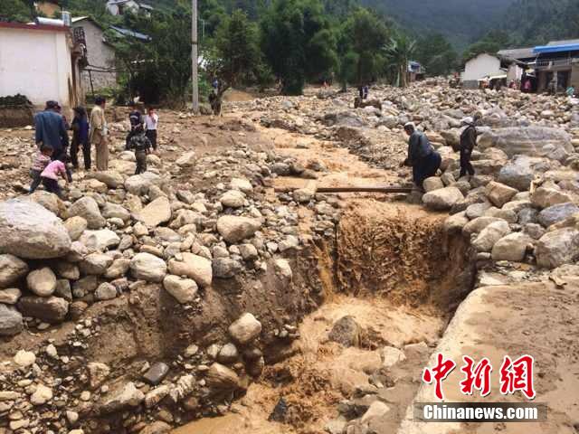 7月28日,云南省保山市隆陽區(qū)瓦房鄉(xiāng)喜坪村上坪小組發(fā)生山洪災害,造成3戶人家9人被沖走。