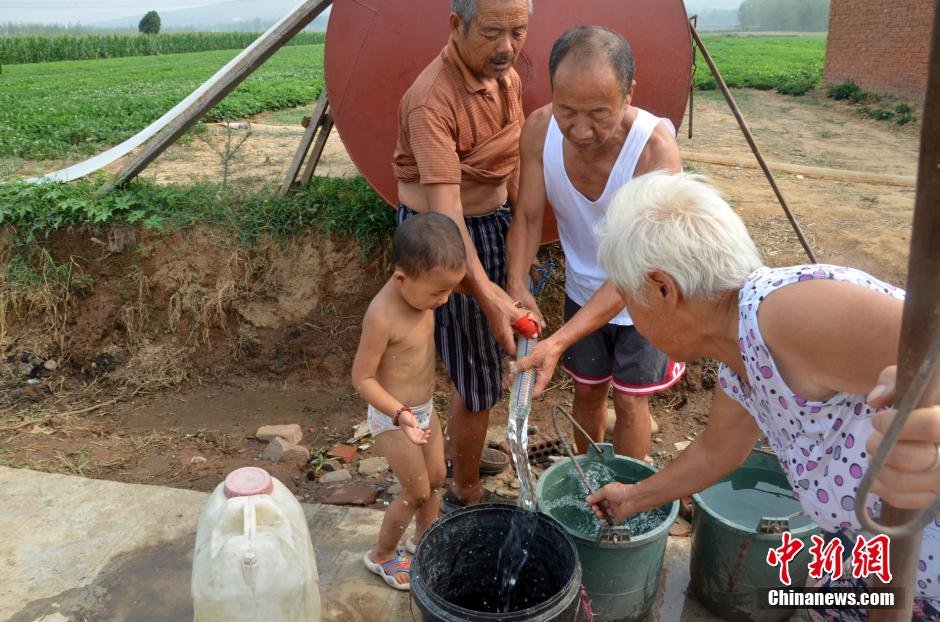 逾1200位村民只能依靠當地水利部門新打的一口深80米的機井取水飲用。