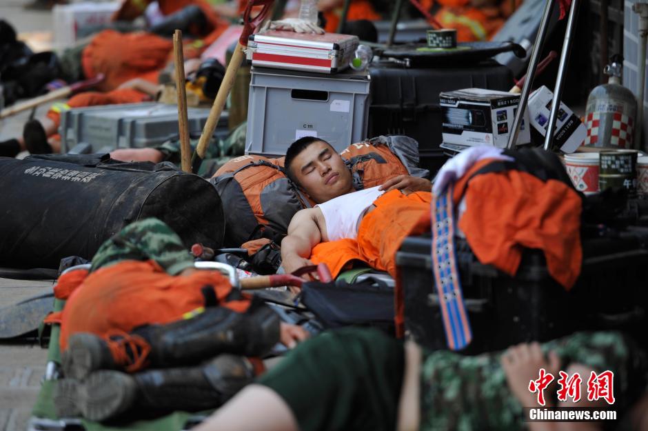 8月6日，龍頭山鎮(zhèn)，疲倦的救援官兵席地而眠。