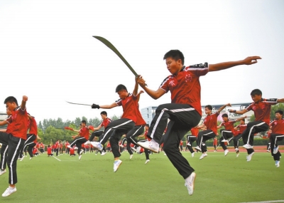 7月1日學員乘坐20多輛大巴奔赴南京適應場地和排練節目,每天武術基本功訓練必不可少。