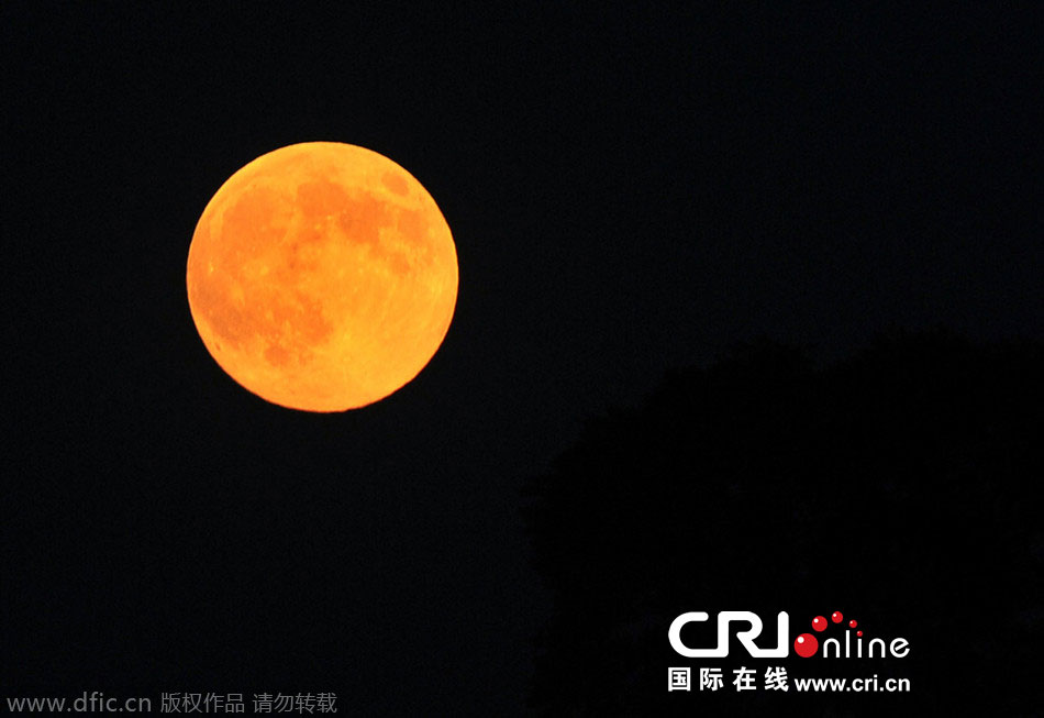 8月10日晚，一輪金燦燦的大月亮在遼寧省大連市東方升起。圖片來源：劉德斌/東方IC