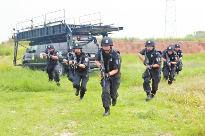 在拍攝現(xiàn)場(chǎng)，特警隊(duì)員下車后快速出擊。記者張琮攝影