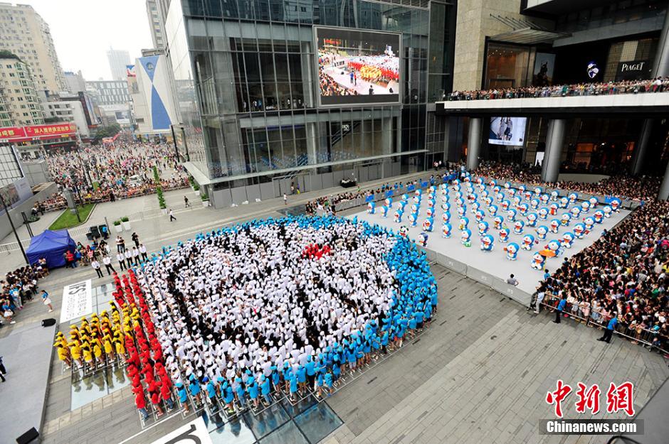 圖為來自全國各地的1293名粉絲共同完成史上最大的哆啦A夢拼圖。