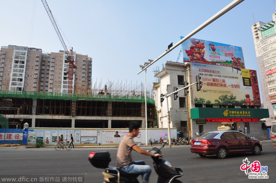 營業網點周圍也都在開發建設,唯有這座三層小樓極為扎眼。