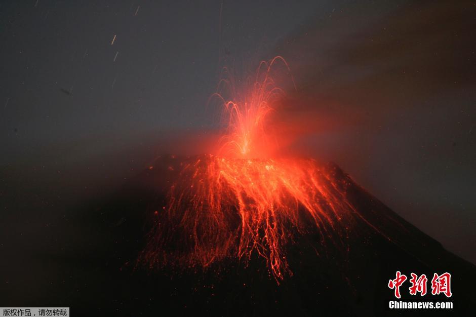 當地時間8月24日，厄瓜多爾通古拉瓦火山噴發，熔巖噴出宛如末世。