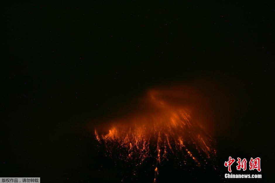 當地時間8月24日，厄瓜多爾通古拉瓦火山噴發，熔巖噴出宛如末世。