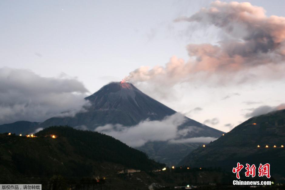 當地時間8月24日，厄瓜多爾通古拉瓦火山噴發，熔巖噴出宛如末世。