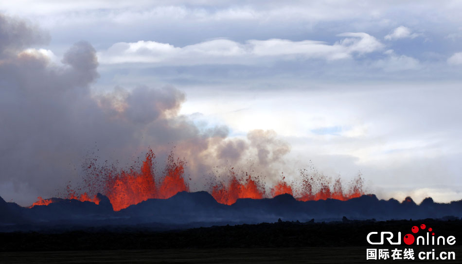 冰島火山出現新裂縫再度噴發 發布紅色預警