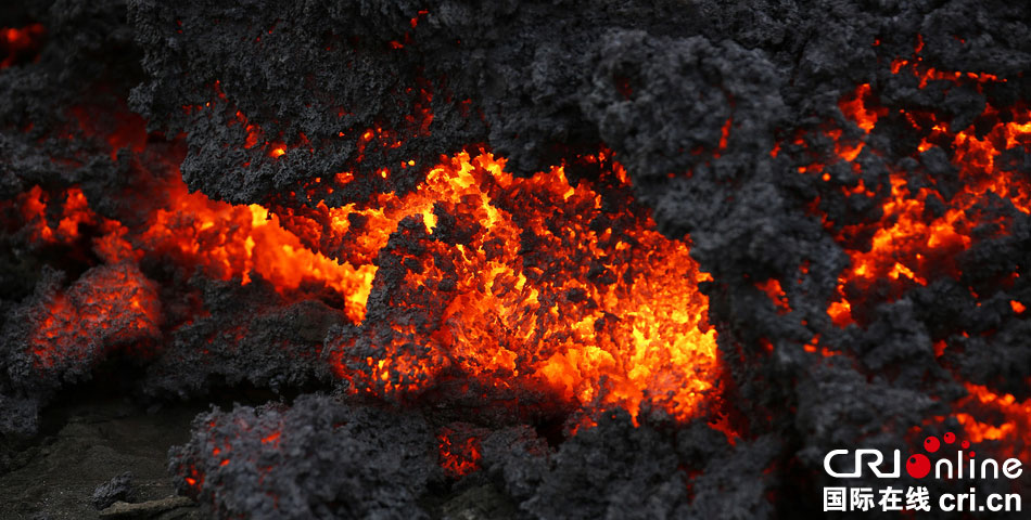 冰島火山出現新裂縫再度噴發 發布紅色預警