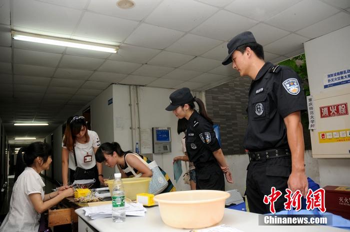 大學新生入學季 特警當“護花使者”