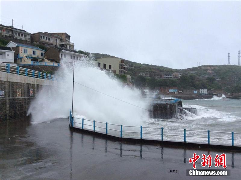 臺風“鳳凰”登陸浙江 狂風掀起巨浪